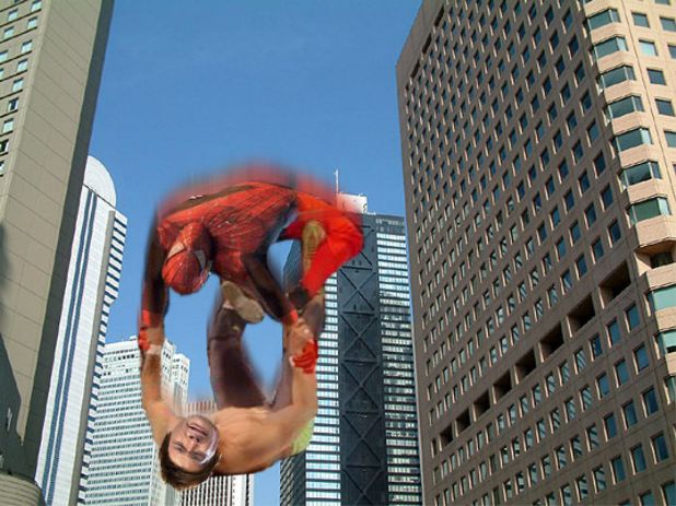 照英が高層ビルから落下しながらスパイダーマンにプロレス技決めてる画像ください
