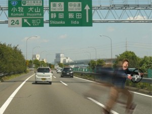 照英が泣きながらハンドルだけ持って東名高速道路を逆走してる時の画像ください