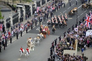 照英が猫にまたがってウイリアム王子の結婚式のパレードに参加した時の画像ください