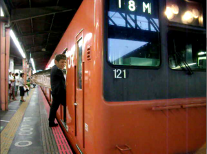 照英がマグロを担ぎながら西武新宿線に乗ろうとして ドアに引っかかってる写真 ください